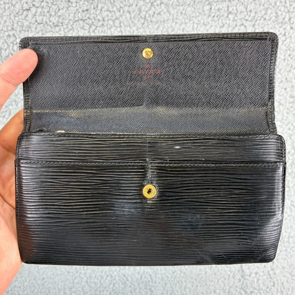 Louis Vuitton Men's OS Black Epi Bi-Fold Wallet Vintage Luxury Designer Classic